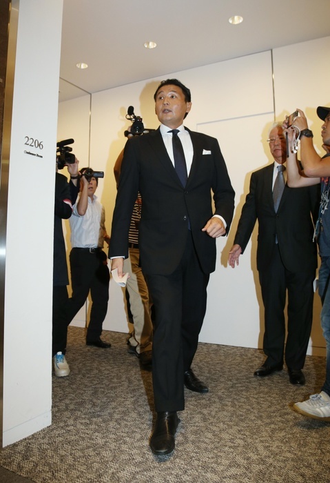Takanohana s retirement press conference Grand Sumo Grand Master Takanohana submits his retirement notice to the Japan Sumo Association and holds a press conference in Tokyo.  Afternoon of 25th