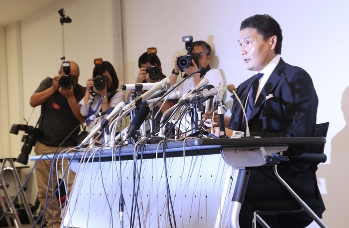 Takanohana s retirement press conference Grand Sumo Grand Master Takanohana submits his retirement notice to the Japan Sumo Association and holds a press conference in Tokyo.  Afternoon of 25th
