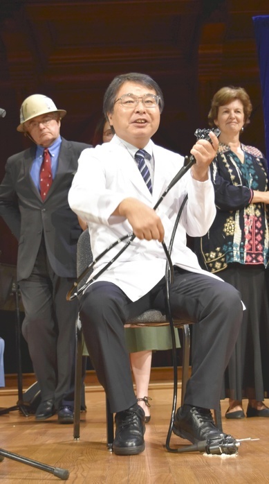 2018 Ig Nobel Prize Japanese winners for 12th consecutive year Akira Horiuchi, medical director of internal medicine at Showa Inan General Hospital, receives the Ig Nobel Prize for Medical Education. In Cambridge, Massachusetts, U.S.A.  photo taken Sept. 13, 2018. The same month, on September 14, the evening edition of  Doctors Endoscopy Themselves: Ig Nobel Prize for Hospital Director in Nagano, Japan  was published.  The Ig Nobel Prize, which recognizes serious and humorous research from around the world, was awarded at Harvard University in the United States on March 13, and Akira Horiuchi, chief of internal medicine at Showa Inan General Hospital, received the Medical Education Award. The prize was awarded to Horiuchi for his research in which he inserted a colonoscope into himself and performed the dual role of examiner and patient. Taking the stage at the award ceremony, Mr. Horiuchi introduced a simulated method of examining himself with a colonoscope, which made the audience burst into laughter. He then conveyed the importance of the examination, saying,  Please have an endoscopic examination. 