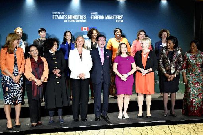 Women Foreign Ministers  Meeting in Canada: Foreign Minister Kono is the only male participant Foreign Minister Taro Kono  center  participates in a meeting of female foreign ministers in Montreal. Foreign Minister Taro Kono visited Montreal, eastern Canada, to participate in an international conference of female foreign ministers from around the world, as the only male foreign minister. At first, he tried to stand at the end of the back row for a commemorative photo, but Canadian Foreign Minister Freeland, who is hosting the conference, and others urged him to stand in the middle of the front row. 15 female foreign ministers surrounded him and he smiled shyly. In Montreal, photographed on September 21, 2018. On September 23, the morning edition of the same month,  Black spot  among 15 female foreign ministers: Foreign Minister Kono  in the center  with a shy smile.