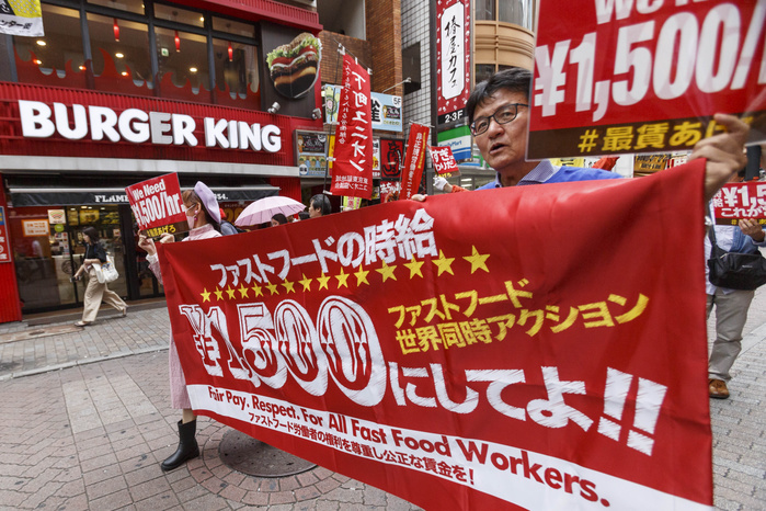 Fast food Workers in Japan join global protest Fast food workers marched from the Shibuya Station to a nearby McDonald s to protest for better payments and conditions on October 4, 2018, Tokyo, Japan. The protest is part of a global movement to demand an hourly wage of 1,500 yen for fast food workers around the world. The strikes are launched on the first week of October in different cities of the United States and various countries including Japan.  Photo by Rodrigo Reyes Marin AFLO 