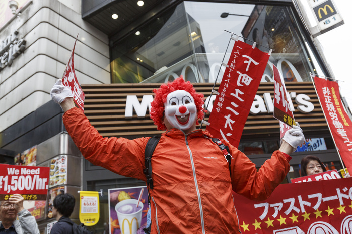 Fast food Workers in Japan join global protest Fast food workers marched from the Shibuya Station to a nearby McDonald s to protest for better payments and conditions on October 4, 2018, Tokyo, Japan. The protest is part of a global movement to demand an hourly wage of 1,500 yen for fast food workers around the world. The strikes are launched on the first week of October in different cities of the United States and various countries including Japan.  Photo by Rodrigo Reyes Marin AFLO 