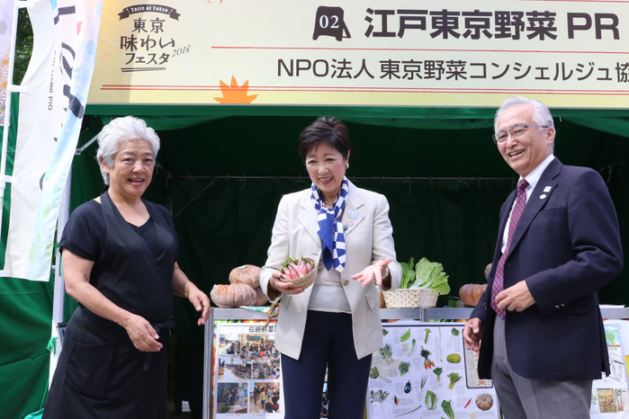 Tokyo Taste Festa 2018 October 6, 2018, Tokyo, Japan   Tokyo Governor Yuriko Koike  C  receives a bowlful myoga ginger as she attends the promotional event of  Taste of Tokyo 2018  in Tokyo on saturday, October 6 2018. The Taste of Tokyo is an gastronomy event using Tokyo s agriculture products through October 7.     Photo by Yoshio Tsunoda AFLO  LWX  ytd 