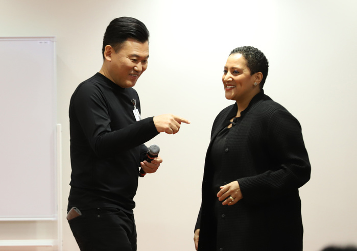 Rakuten Unveils Program to Make English Official Language October 24, 2018, Tokyo, Japan   Tsedal Neeley of Harvard Business School  R  chats with Rakuten president Hiroshi Mikitani as she gives a lecture about language and globalization to Japan s e commerce giant Rakuten employees at the Rakuten headquarters in Tokyo on Wednesday, October 24, 2018 as she published a book  The Language of Global Success   How a Common Tongue Transforms Multinational Organization  in English and Japanese. English is adopted for the official language in Rakuten several years ago.     Photo by Yoshio Tsunoda AFLO  LWX  ytd