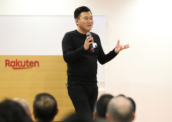 Rakuten Unveils Program to Make English Official Language October 24, 2018, Tokyo, Japan   Japan s e commerce giant Rakuten president Hiroshi Mikitani speaks as Tsedal Neeley of Harvard Business School gives a lecture to Japan s e commerce giant Rakuten employees at the Rakuten headquarters in Tokyo on Wednesday, October 24, 2018 as she published a book  The Language of Global Success   How a Common Tongue Transforms Multinational Organization  in English and Japanese. English is adopted for the official language in Rakuten several years ago.     Photo by Yoshio Tsunoda AFLO  LWX  ytd