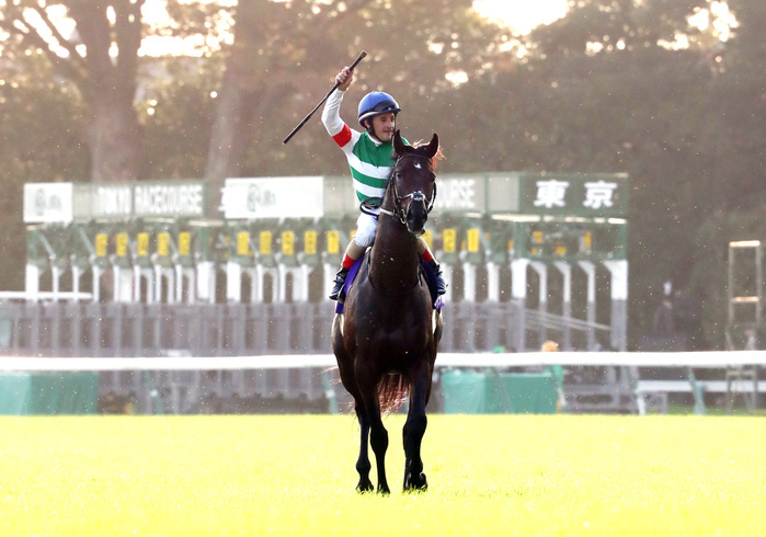 2018 Tennoushou Autumn  G1  won by Ray Deoro October 28, 2018, Tokyo, Japan   French jockey Christophe Lemaire riding Rey de Oro reacts to audience after he wins the Tenno Sho, Autumn at the Tokyo Racecouse in Tokyo on Sunday, October 28, 2018. Rey de Oro wins 2,000m race with a time of 1 minutes 56.8 seconds, while Joao Moreira of Brazil riding Sungrazer finished the second and Yuga Kawada riding Kiseki finished the third.     Photo by Yoshio Tsunoda AFLO  LWX  ytd 