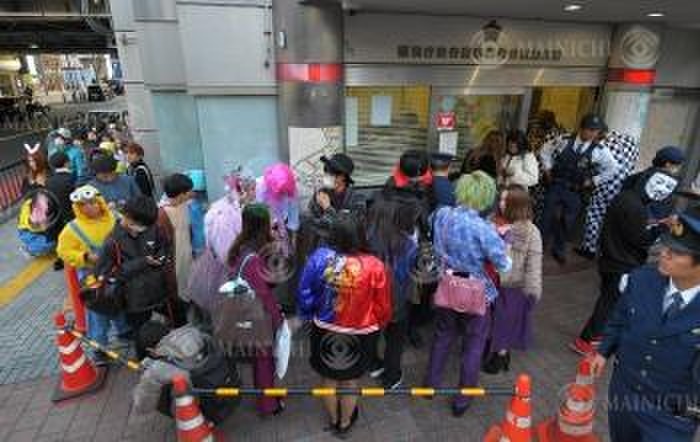 After a night of Halloween, people line up at a police box for lost cell phones and wallets in front of JR Shibuya station, Tokyo. Lost and Found: People queuing up at police boxes for lost cell phones, wallets, etc., one night after Halloween, in front of JR Shibuya Station, 201 Photo by Koichiro Tezuka, 7:04 a.m., November 1, 2008
