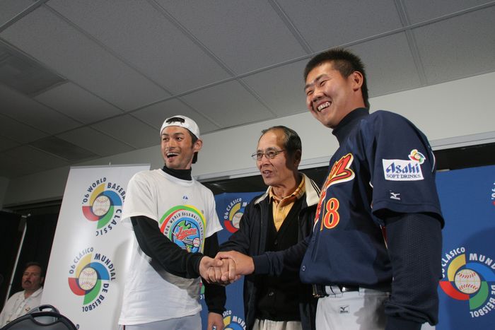 2006 WBC Final  Japan wins  L R  Ichiro, manager Sadaharu Oh, Daisuke Matsuzaka Sadaharu Oh, Daisuke Matsuzaka  JPN , MARCH 20, 2006   Baseball :  L to R  Ichiro Suzuki, manager Sadaharu Oh and Daisuke Matsuzaka of Team Japan during the Final game of the World Baseball Classic press conference at Petco Park on March 20, 2006 in San Diego, California.  Photo by AFLO   449 