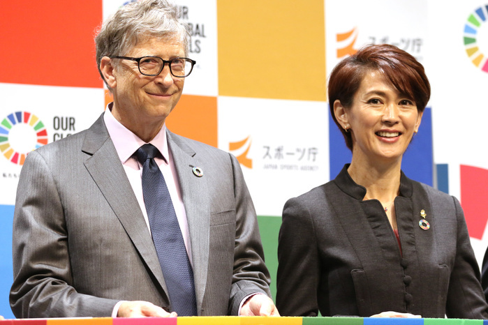 Sports Authority Forms Partnership with Bill Gates  Foundation November 9, 2018, Tokyo, Japan   US software giant Microsoft founder Bill Gates  L  and Japan s Olympic marathon silver and bronze medalist Yuko Arimori hold a banner at a press conference as Bill and Melinda Gates Foundation will have a partnership with Japan Sports Agency for the United Nations  Sustainable Development Goals  SDGs  in Tokyo on Friday, November 9, 2018. They will start a campaign  Our Global Goals  to capitalize on momentum of the Tokyo 2020 Olympics and Paralympics.     Photo by Yoshio Tsunoda AFLO  LWX  ytd 