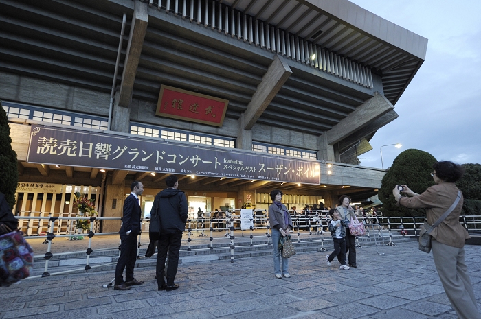 Budokan, Tokyo, Apr 1, 2010: Fans gather around Japan Budokan venue before the concert of Susan Boyle. (Photo by Kenya China, AFLO). [1127]