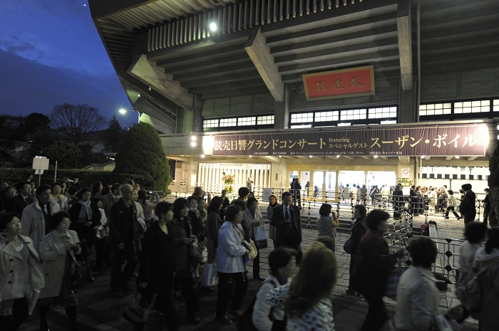 Budokan, Tokyo, Apr 1, 2010: Fans gather around Japan Budokan venue before the concert of Susan Boyle. (Photo by Kenya China, AFLO). [1127]