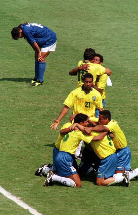World Cup U.S. Final Brazil vs. Italy Roberto Baggio  ITA , July 17, 1994   Football : World Cup U.S. final between Brazil and Italy Brazilian eleven celebrating victory with Italian FW Roberto Baggio  left  nodding his head after missing a penalty kick July 17, 1994  date 19940717 photo taken Location Los Angeles, U.S.A.