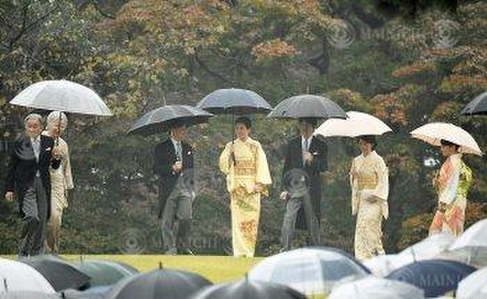 The last garden party in the Heisei era, hosted by Their Majesties the Emperor and Empress Their Majesties the Emperor and Empress, the Crown Prince and Princess, Prince and Princess Akishino, and Princess Mako, the eldest daughter of the Akishino family, attend the Autumn Garden Party under one umbrella in the rain. Their Majesties did not attend the garden party after their abdication, and this was their last opportunity to do so, at Akasaka Palace in Minato ku, Tokyo, November 9, 2018  Photo by Naoki Watanabe 