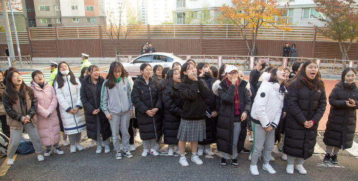 The college entrance exam in Busan College entrance exam, Nov 15, 2018 : Junior students of a high school sing the school song in chorus as they cheer for their senior students  success in the college entrance exam in front of an examination hall in Busan, about 420 km  261 miles  southeast of Seoul, South Korea. South Korea held the national annual college entrance exam, the College Scholastic Aptitude Test  CSAT  on Thursday and about 540,000 applicants took the test for this year.  Photo by Lee Jae Won AFLO   SOUTH KOREA 