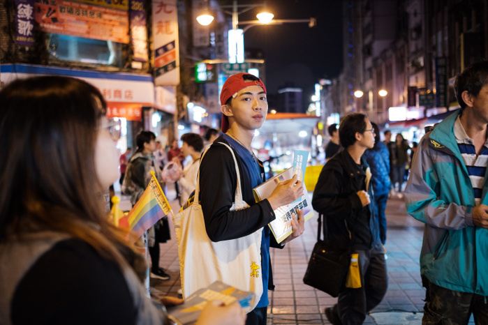 Taipei, same sex referendum campaign A supporter of same sex marriage try to give flyers to pedestrian during a flyer distribution in Ningxia night market in Taipei on November 19, 2018. On November 24 Taiwan hold a referendum on same sex marriage, if the yes win Taiwan can become the first country in Asia to legalize it. November 19, 2018  Photo by Nicolas Datiche AFLO  
