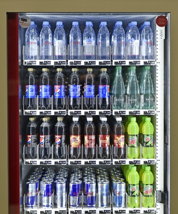 Drinks in plastic bottles, vending machine, Germany, Europe, Photo by Michael Weber