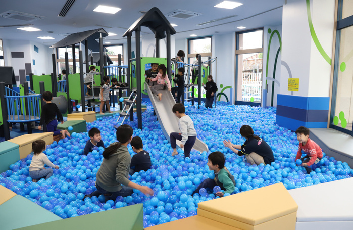 Indoor facilities for children at Toshimaen en November 22, 2018, Tokyo, Japan   Kindergarten children play at a large indoor activity facility  Asobravo  at the Toshimaen amusement park in Tokyo during a preview on Thursday, November 22, 2018. Seibu Railway backed amusement park will open the Asobravo on November 23, while they opened similar outdoor facility in the park two years ago.     Photo by Yoshio Tsunoda AFLO  LWX  ytd 