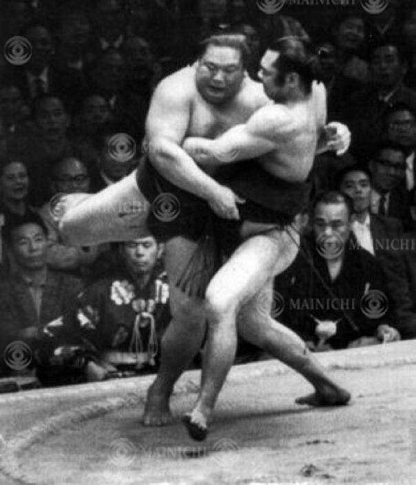 1965 Grand Sumo Tournament, Kyushu-basho <Day 6> Tochimitsu, Akimutani (yori-kiri), Akimutani (yori-kiri) Tochimitsu = 12, Fukuoka Sports Center, Fukuoka, Japan