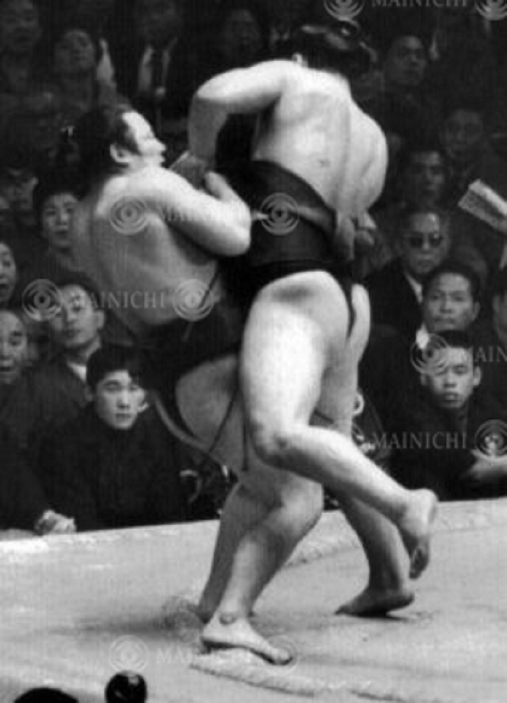 1965 Grand Sumo Tournament, Kyushu-basho <Day 9> Tochinoumi, Hasegawa (yori-kiri) Tochinoumi = 15, Fukuoka Sports Center, Fukuoka, Japan