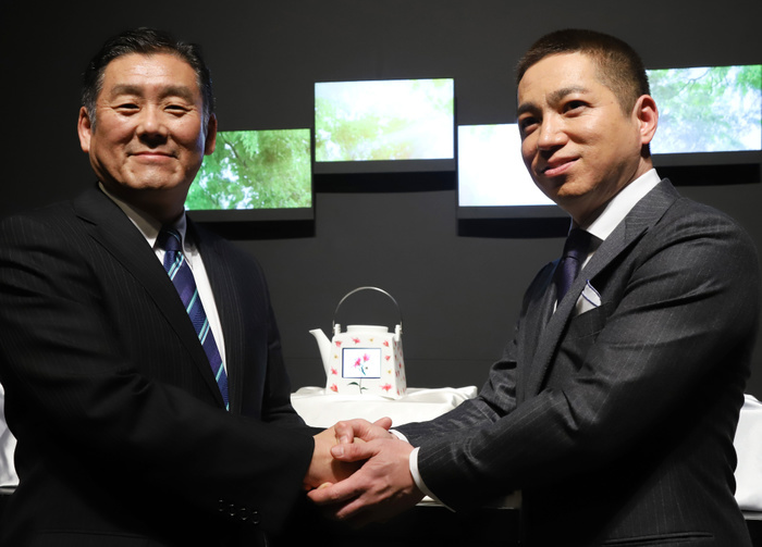 Japan Display s Strategy Presentation December 4 2018, Tokyo, Japan   Japan s LCD and OLED manufacturer Japan Display Inc  JDI  chief marketing officer Yoshiaki Ito shakes hands with Ken Fujie  L , president of porcelain maker Narumi as they will collaborate to produce products in Tokyo on Tuesday, December 4, 2018. JDI displayed their latest products including ultra high resolution display for virtual reality and collaboration products with Narumi bone china.    Photo by Yoshio Tsunoda AFLO  LWX  ytd 