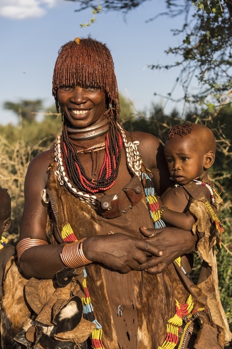 Woman with an infant in her arms, Hamer tribe, Turmi market, Southern Nations Nationalities and Peoples' Region, Ethiopia, Africa, Photo by Günter Lenz