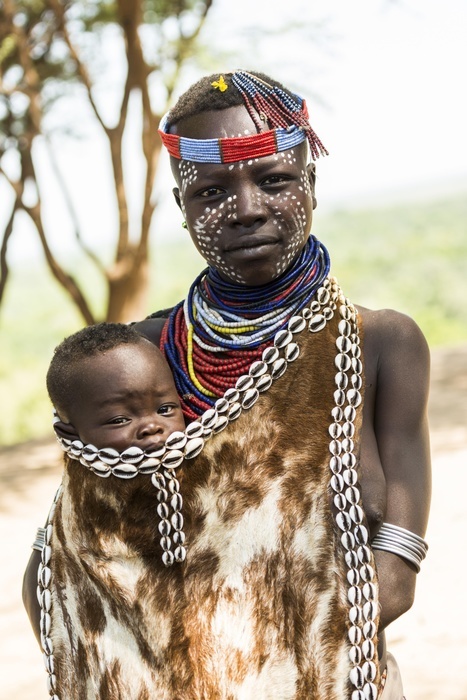 Young woman with toddler in traditional clothes made of goatskin, Karo tribe, Southern Nations Nationalities and Peoples' Region, Ethiopia, Africa, Photo by Günter Lenz