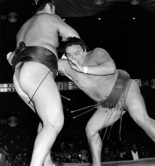 1986 Grand Sumo Tournament, Aki-Buso Tournament <Day 3> Gyakuhoko (leaning out) Futahaguro, Gyakuhoko (leaning out) Futahaguro breaks the ring with a one-handed yose by Gyakuhoko (right) at Ryogoku Kokugikan, Tokyo, Japan, on March 16, 1986.