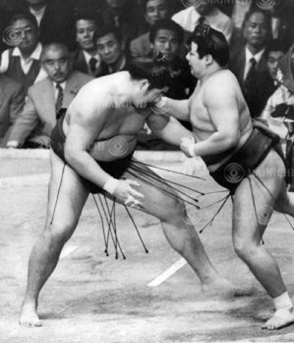 1986 Grand Sumo Tournament, Kyushu (1st day), Futabaguro (yori-kiri) gyakuhoko, Futabaguro (yori-kiri) gyakuhoko, Futabaguro (left), who was puzzled by gyakuhoko's takedown, calmly yori-kiri to win the tournament on the first day, at the Fukuoka International Center, Fukuoka, Japan, on August 9, 1986.