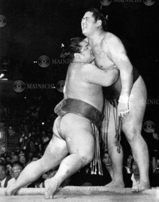 1987 Grand Sumo Tournament, Kyushu Tournament <Day 14> Kitakatsumi (yori-giri) Futahaguro, Kitakatsumi (yori-giri) Futahaguro, Futahaguro succumbs to Kitakatsumi's yori-giri and loses by one point, at Fukuoka International Center, Fukuoka, Japan, on March 21.