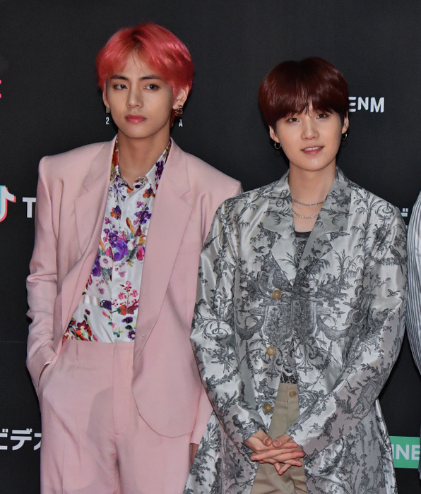 2018 MAMA Fan s Choice in Japan Bui V and Suga Suga  Bulletproof Youth League BTS , Dec 12, 2018 : V L  and Suga of South Korean group BTS attend the  2018 Mnet Asian Music Awards  MAMA  Fan s Choice in Japan  at the Saitama Super Arena in Saitama Prefecture, Japan on December 12, 2018.