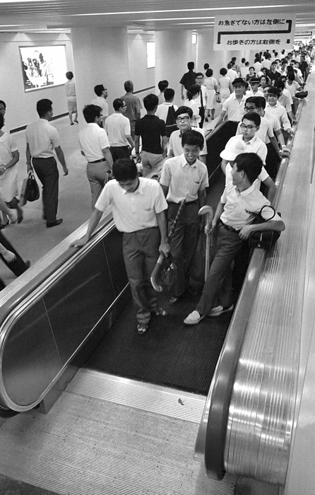 Hankyu Umeda Station s  moving sidewalk  begins operation  1967 . The new Kobe Line platform of Hankyu Railway s Umeda Station, the first station in Japan to be equipped with a  moving sidewalk,  opened for business from the first train. The first of these is the recently completed Kobe Line platform.