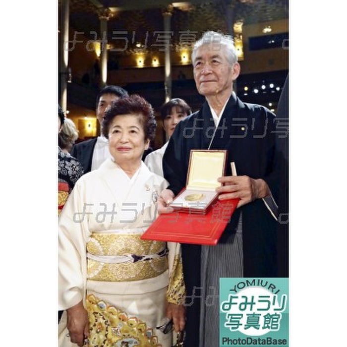 Professor Tasuku Honjo, Kyoto University, poses for a photograph with his medal and certificate after receiving the Nobel Prize. After the Nobel Prize ceremony, Tasuku Honjo  right , special professor at Kyoto University, and his wife, Shigeko, pose for a photograph with the medal and certificate for the Prize in Physiology or Medicine. The photo was taken in Stockholm. Photo taken on December 10, 2018  Conan Jiji Word  appeared in the Yomiuri KODOMO Newspaper on December 20, 2018.