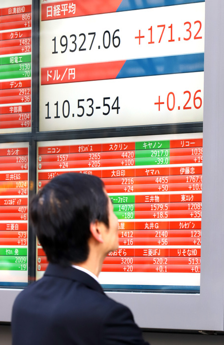 Nikkei 225 rebounded for the first time in 6 days, temporarily falling below 19,000 yen December 26, 2018, Tokyo, Japan   A pedestrian watches a share prices board in Tokyo on Wednesday, December 26, 2018. Japan s share prices rebounded 171.32 yen to close at 19,327.06 yen at the Tokyo Stock Exchange.    Photo by Yoshio Tsunoda AFLO  LWX  ytd 