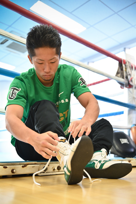 Takuma Inoue Open Practice Takuma Inoue Takuma Inoue, DECEMBER 21, 2018   Boxing : Takuma Inoue of Japan ties his shoelaces during a media workout at Ohashi Boxing Gym in Yokohama, Kanagawa, Japan.  Photo by Hiroaki Yamaguchi AFLO 