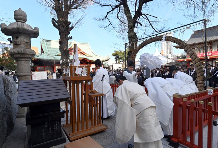 Kanda Myojin s annual  Shihashiri Grand Purification Ceremony  to open the year 2019 December 31, 2018, Tokyo, Japan   A huge crowd of worshipers throng the forecourt of Tokyo s Kanda Myojin Shinto Shrine, paying their last Making a visit to the shrine on the last day of a year is believed to cleanse the worshiper s spirit dirtied through the year.  Photo by Natsuki Sakai AFLO  AYF  mis 