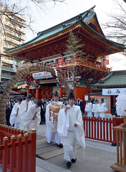 Kanda Myojin s annual  Shihashiri Grand Purification Ceremony  to open the year 2019 December 31, 2018, Tokyo, Japan   A huge crowd of worshipers throng the forecourt of Tokyo s Kanda Myojin Shinto Shrine, paying their last Making a visit to the shrine on the last day of a year is believed to cleanse the worshiper s spirit dirtied through the year.  Photo by Natsuki Sakai AFLO  AYF  mis 