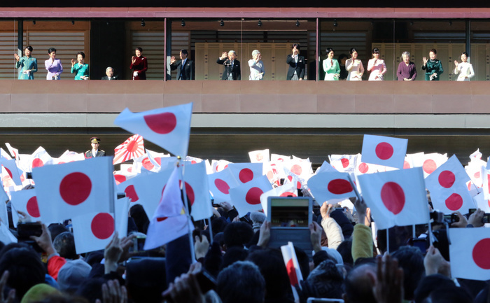 2019 New Year s General Visit at the Imperial Palace January 2, 2019, Tokyo, Japan   Japanese Emperor Akihito  C, L  and Empress Michiko  C, R  accompanied by Imperial family members wave to wellwishers gathered for New Year s greetings at the Imperial Palace in Tokyo on Wednesday, January 2, 2019. Some 154,000 people visited the Imperial Palace on the day to congratulate the Imperial family for the New Year.    Photo by Yoshio Tsunoda AFLO  LWX  ytd 