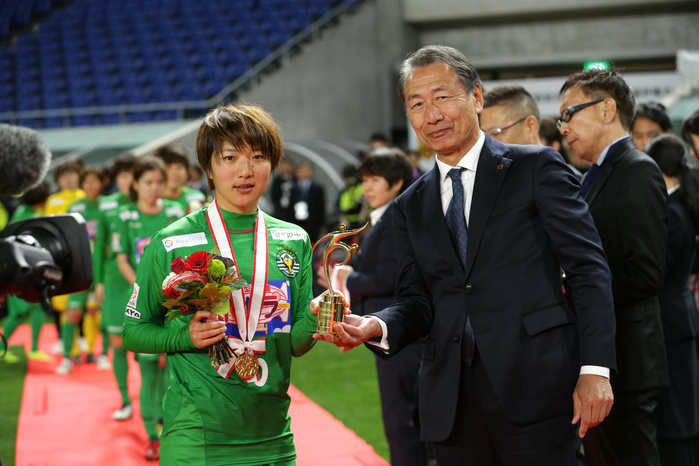 Bereza Wins 40th All Japan Women s Soccer Empress Cup Again Beleza s Rin Sumida  L  receives the trophy after winning the Empress s Cup JFA 40th Japan Women s Football Championship Final match between Nippon TV Beleza 4 2 INAC Kobe Leonessa at Panasonic Stadium Suita in Osaka, Japan, January 1, 2019.  Photo by JFA AFLO 