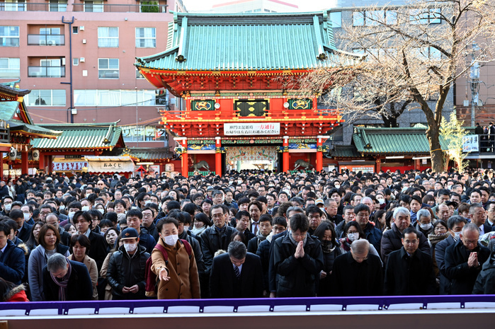 Beginning of work in 2019 January 4, 2019, Tokyo, Japan   A huge crowd throngs Kanda Myojin Shinto Shrine, the guardian of the City of Tokyo, to make their wishes for wealth and prosperity in the new year on Friday, January 4, 2018, the customary first day of the business.  Photo by Natsuki Sakai AFLO  AYF  mis 