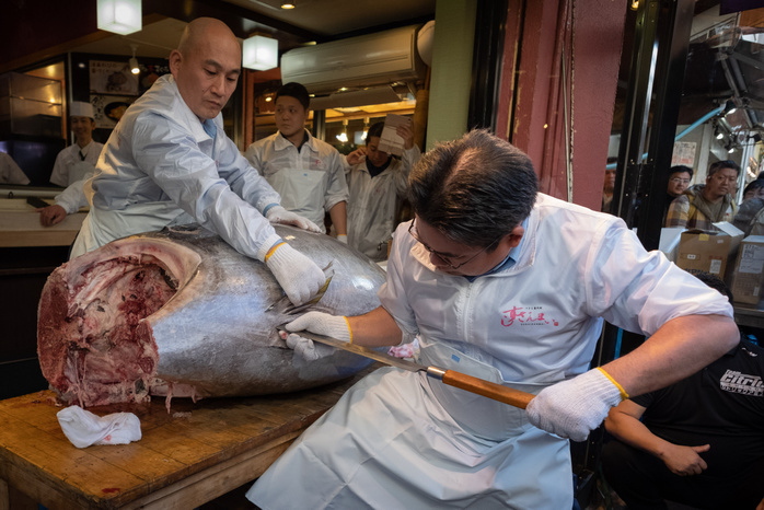 Tokyo, Shushi Zanmai most expensive bluefin tuna cut Staffs of Sushi Zanmai, Kiyoshi Kimura  C , cut a 278kg bluefin tuna at his main restaurant near Tokyo s Tsukiji fish market on January 5, 2019. A record  3.1 million was paid for a giant tuna on January 5 at Tokyo s new fish market called Toyosu, which replaced the world famous Tsukiji late last year, held its first pre dawn New Year s auction. January 05, 2019  Photo by Nicolas Datiche AFLO   JAPAN 
