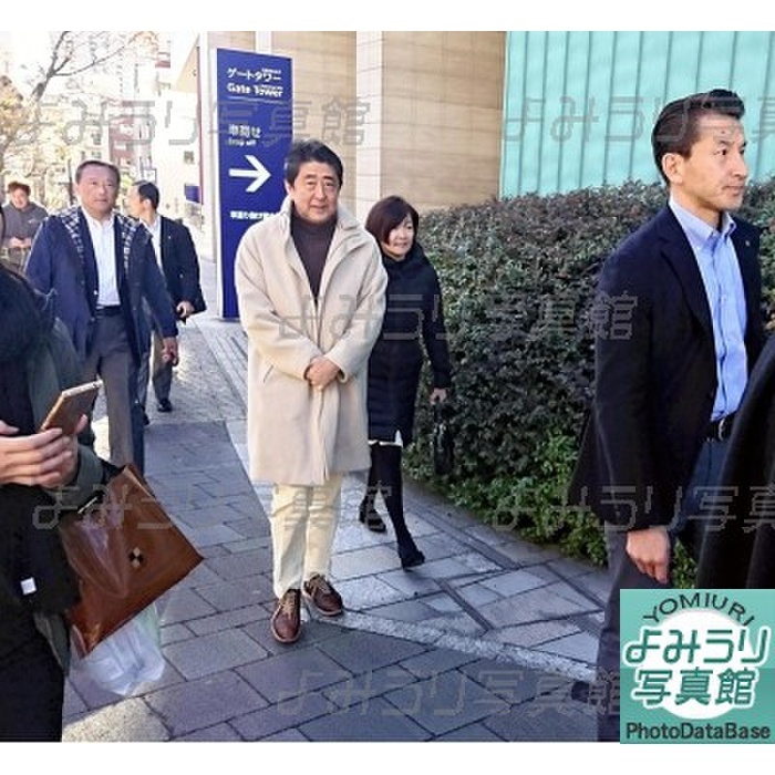 Prime Minister Abe and his wife Akie take a walk around the hotel where they are staying in Roppongi, Tokyo. Prime Minister Shinzo Abe strolls with his wife Akie around the hotel where they are staying. She shook hands with pedestrians and took photos with a smile. In Roppongi, Tokyo  photo taken Jan. 3, 2019  published in the January 4, 2019 morning edition  scanner  of the  Year of the Pig: Diplomatic Efforts Aimed at the House of Councillors Election  Depending on Japan and Russia,  Same Day House of Representatives  Discussion .