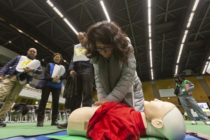 Disaster Preparedness Drill for Foreign Residents in Tokyo Foreign residents participate in a first aid class during the Disaster Preparedness Drill for Foreign Residents in FY2018 at Komazawa Olympic Park General Sports Ground on January 16, 2019, Tokyo, Japan. About 263 participants  including Tokyo foreign residents and members of embassies and international organizations  were instructed how to protect themselves in case of earthquake disaster by the Tokyo Fire Department with the assistance of volunteer interpreters in English, Chinese, Spanish and French. Participants learned how to give chest compression, shelter s rules life and experienced the shaking of a major earthquake through VR technology. The one day training gives advice to foreigners in case of a big earthquake struck the island again, similar to Tohoku earthquake and tsunami on 11 March 2011.  Photo by Rodrigo Reyes Marin AFLO 