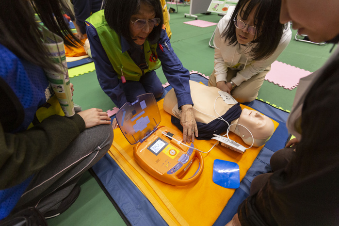 Disaster Preparedness Drill for Foreign Residents in Tokyo Foreign residents participate in a first aid class during the Disaster Preparedness Drill for Foreign Residents in FY2018 at Komazawa Olympic Park General Sports Ground on January 16, 2019, Tokyo, Japan. About 263 participants  including Tokyo foreign residents and members of embassies and international organizations  were instructed how to protect themselves in case of earthquake disaster by the Tokyo Fire Department with the assistance of volunteer interpreters in English, Chinese, Spanish and French. Participants learned how to give chest compression, shelter s rules life and experienced the shaking of a major earthquake through VR technology. The one day training gives advice to foreigners in case of a big earthquake struck the island again, similar to Tohoku earthquake and tsunami on 11 March 2011.  Photo by Rodrigo Reyes Marin AFLO 