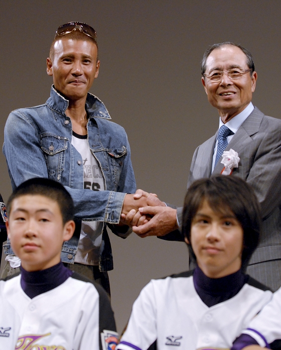 Charity preview of the movie  Our Play Ball Sadaharu Oh and Tsuyoshi Shinjo, May 16, 2010 : Tsuyoshi Shinjo L  and Sadaharu Oh attend a stage greeting for the film  Bokutachi no play ball Tsuyoshi Shinjo L  and Sadaharu Oh attend a stage greeting for the film  Bokutachi no play ball  in Tokyo, Japan on May 16, 2010.