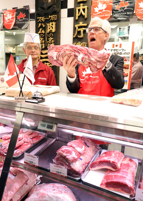 Canadian Trade Minister Promotes Canadian Beef January 20, 2019, Tokyo, Japan   Canadian International Trade Minister James Carr displays a block of Canadian beef as he attends a sales prmotional event for Canadian beef as Japan s tariff of imported beef will be reduced from 38.5 percent to 9 percent in 16 years at the Nissin World Delicatessen supermarket in Tokyo on Sunday, January 20, 2019. Carr is now here to attend the first ministerial meeting of the Comprehensive and Progressive Agreement for Trans Pacific Partnership  CPTPP .    Photo by Yoshio Tsunoda AFLO  LWX  ytd 