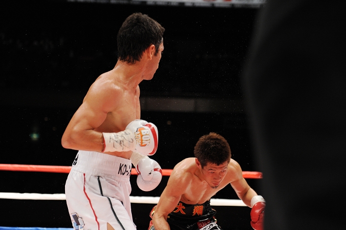 10 seconds left in the 4th, on the verge of a TKO. Hasegawa wobbles under a left hook.  L R  Fernando Montiel  MEX , Hozumi Hasegawa  JPN , APRIL 30, 2010   Boxing : Fernando Montiel of Mexico and Hozumi Hasegawa of Japan during the  Photo by Mikio Nakai AFLO  The black part is the referee s foot.