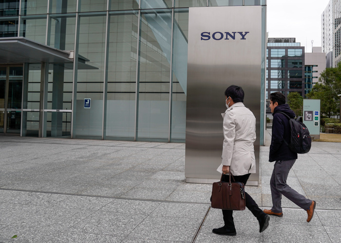 Sony Corp announces first ever  910m share buyback February 8, 2019, Tokyo, Japan   Businessmen walk towards the entrance of Sony Corp global headquarters in downtown Tokyo, Japan. Sony Corp said on Friday that the company will do its first ever share buyback of 100 billion Japanese yen  approximately  910 million  in an aim to boost shareholder returns which drove the company shares up 5 percent. Sony stated the buyback will be repurchased March 22.  Photo by AFLO 