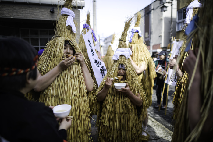 Japan Kasedori Festival in Kaminoyama, Yamagata KAMINOYAMA, JAPAN   FEBRUARY 11: Participants dressed in  Kendai  or a bird shaped straw coats eats during a break at the  Kasedori Festival  in Kaminoyama, Yamagata Prefecture, Japan, on Feb. 11, 2019, to pray for good harvest, good fortune and fire prevention while local people wait in the streets with buckets and ladles to splash cold water onto the performers.  Photo by Richard Atrero de Guzman Aflo 