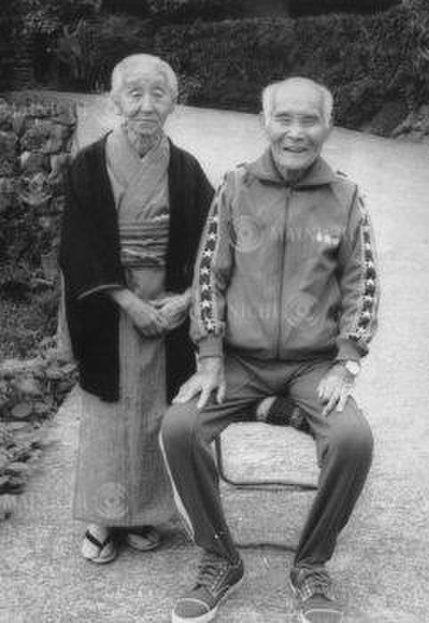 Kinturi Shizo Shizo Kanaguri  real name Shizo Ikebe , who always wore sportswear, and his wife Suya in front of their home in Tamana, Kumamoto Prefecture, May 09, 1982.