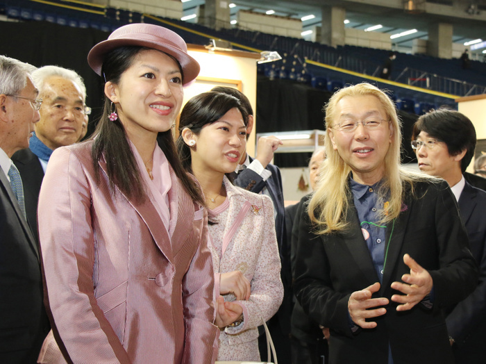 World Exhibition of Dutch Blue Ribbon 2019 February 15, 2019, Tokyo, Japan   Japan s Princess Tsuguko  L , the eldest daughter of Princess Takamado smiles with her younger sister Noriko Senge  C  and a flower artist Shogo Kariyazaki  R  at  JGP International Orchid and Flower Show  at the Tokyo Dome stadium in Tokyo on Friday, February 15, 2019. The annual flower festival with 3,000 types, 100,000 plants orchids will be held from February 15 through 22.   Photo by Yoshio Tsunoda AFLO 